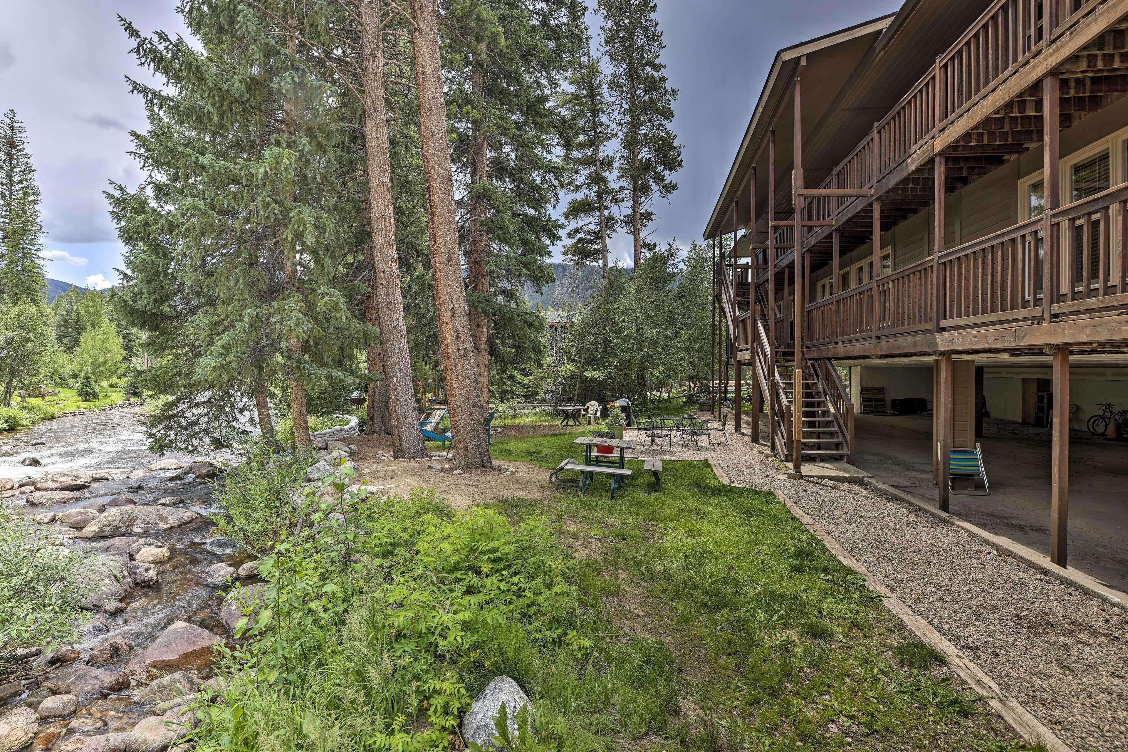 Ein Holzchalet mit Balkon und Blick auf Fluss und Wald.