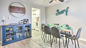 A dining area with a round table, grey chairs, and teal placemats. - 1/2 Mi to Ocean City Beach! Family-friendly Haven (Ocean City)