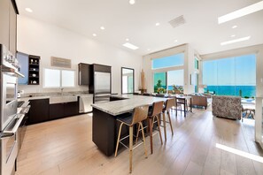 Refrigerador, microondas, horno, placa de cocina
