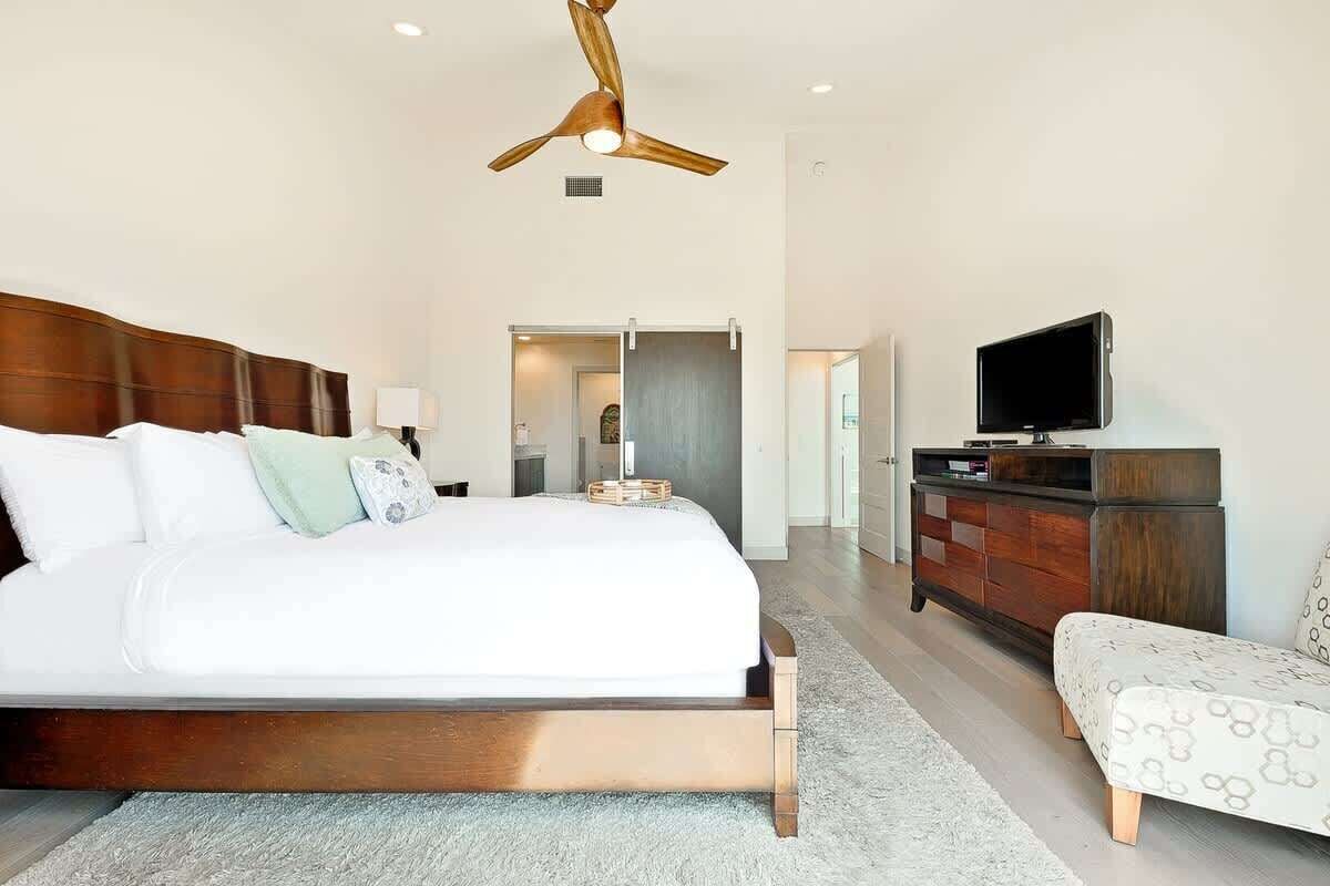 3 bedrooms, desk, iron/ironing board, travel crib