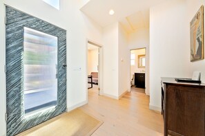 Interior - Chelsea House - panoramic ocean views, walk to shops and restaurants (La Jolla)