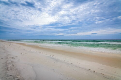 Destin Townhome w/ Balcony - Walk to the Beach!