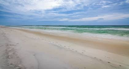 Destin Townhome w/ Balcony - Walk to the Beach!