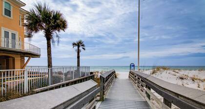 Destin Townhome w/ Balcony - Walk to the Beach!