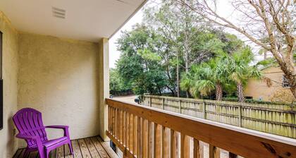 Destin Townhome w/ Balcony - Walk to the Beach!