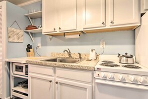 Apartment (2 Bedrooms) | Interior - 1 Mi to Beach: Waterfront Retreat in Ocean City (Ocean City)