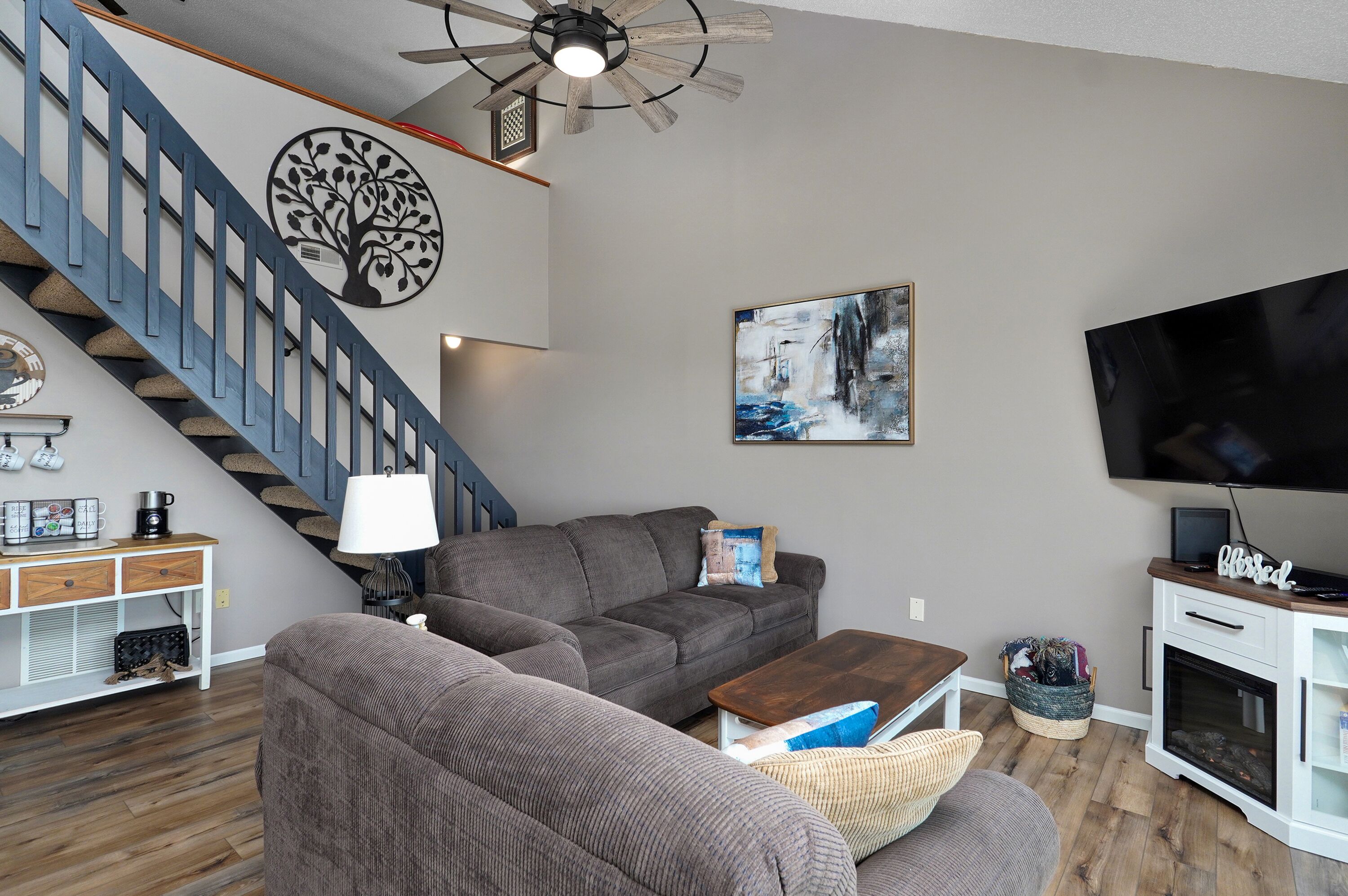 Una televisión, una chimenea