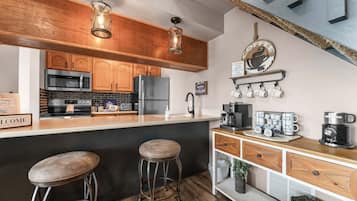 Coffee/tea maker, fridge, microwave, oven