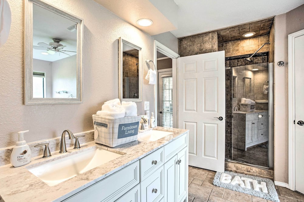 Gainesville Home w/ Outdoor Oasis, 16 Mi to Lake - Collinsville, TX