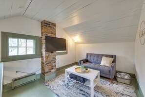 Cottage (1 Bedroom) | Interior - Quaint Winesburg Cottage w/ Porch & Pond! (Dundee)