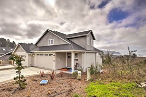 Apartment (3 Bedrooms) | Interior - Stunning Neskowin Gem: View of Cascade Head! (Neskowin)