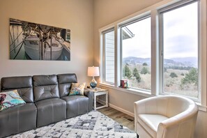 Apartment (3 Bedrooms) | Interior - Stunning Neskowin Gem: View of Cascade Head! (Neskowin)