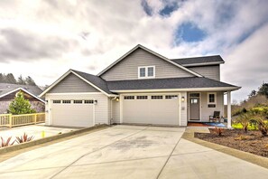 Apartment (3 Bedrooms) | Interior - Stunning Neskowin Gem: View of Cascade Head! (Neskowin)