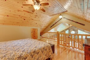 3 bedrooms, iron/ironing board, free cots/infant beds, bed sheets - Rustic Cabin w/ Hot Tub - 7 Miles to Hocking Hills (Logan)