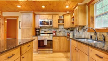 Nhà (3 Bedrooms) | Bếp riêng | Lò vi sóng, lò nướng, bếp nấu, máy rửa bát