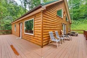 Terrace/patio - Rustic Cabin w/ Hot Tub - 7 Miles to Hocking Hills (Logan)