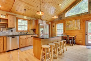 House (3 Bedrooms) | Private kitchen | Microwave, oven, stovetop, dishwasher - Rustic Cabin w/ Hot Tub - 7 Miles to Hocking Hills (Logan)