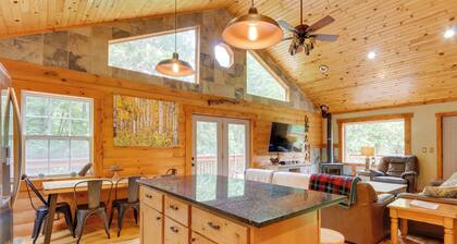Rustic Cabin w/ Hot Tub - 7 Miles to Hocking Hills