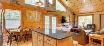 Rustic Cabin w/ Hot Tub - 7 Miles to Hocking Hills