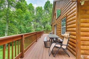 Outdoor dining - Rustic Cabin w/ Hot Tub - 7 Miles to Hocking Hills (Logan)