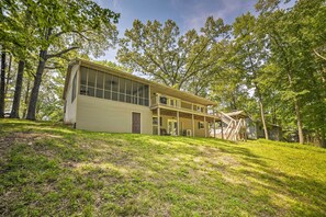 House (4 Bedrooms) | Interior - Lake Barkley Waterfront Home w/ Deck & Boat Dock! (Cadiz)