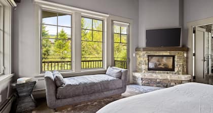 Brand New Ski-On/Ski-Off mountain 4BR home w/ jacuzzi