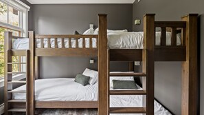 4 bedrooms, iron/ironing board, WiFi, bed sheets