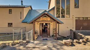 A building with a sign reading "Driscoll's Heavenly View." - Ruidoso Home w/ Hot Tub, Mtn Views & Game Room! (Ruidoso)