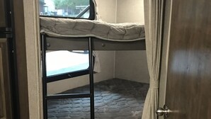 1 sovrum och sängkläder