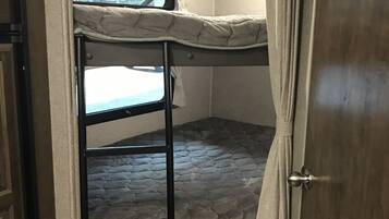 1 dormitorio y ropa de cama