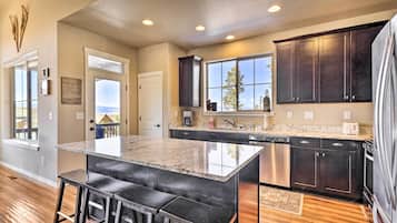 House (5 Bedrooms) | Interior