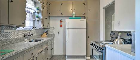 House (2 Bedrooms) | Private kitchen | Microwave, oven, stovetop, blender