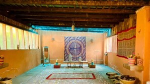 An indoor space with a tiled floor, a wooden ceiling, and a central area with a table and chairs. - RANCHO CUMBRE MONARCA  (Ocampo)