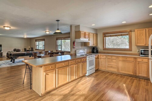 Columbia Falls Private Retreat: Pool Table & Deck!