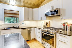 House (3 Bedrooms) | Interior - 'creekside Hideaway' w/ Fire Pit + Creek Access! (Mountain View)