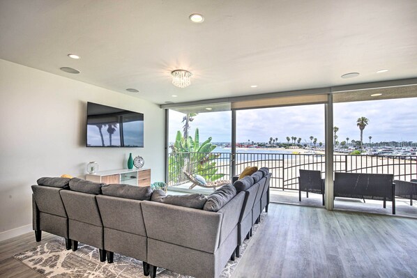 Fireplace - Bright, Updated Townhome w/ Mission Bay View! (San Diego)