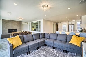 Fireplace - Bright, Updated Townhome w/ Mission Bay View! (San Diego)
