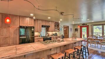 House (5 Bedrooms) | Interior