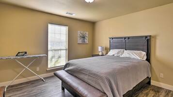 Nhà (3 Bedrooms) | 3 phòng ngủ, bàn ủi/dụng cụ ủi quần áo, bộ trải giường