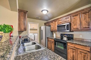 Casa (3 Bedrooms) | Cocina privada | Microondas, horno, parrilla de estufa y lavavajillas 