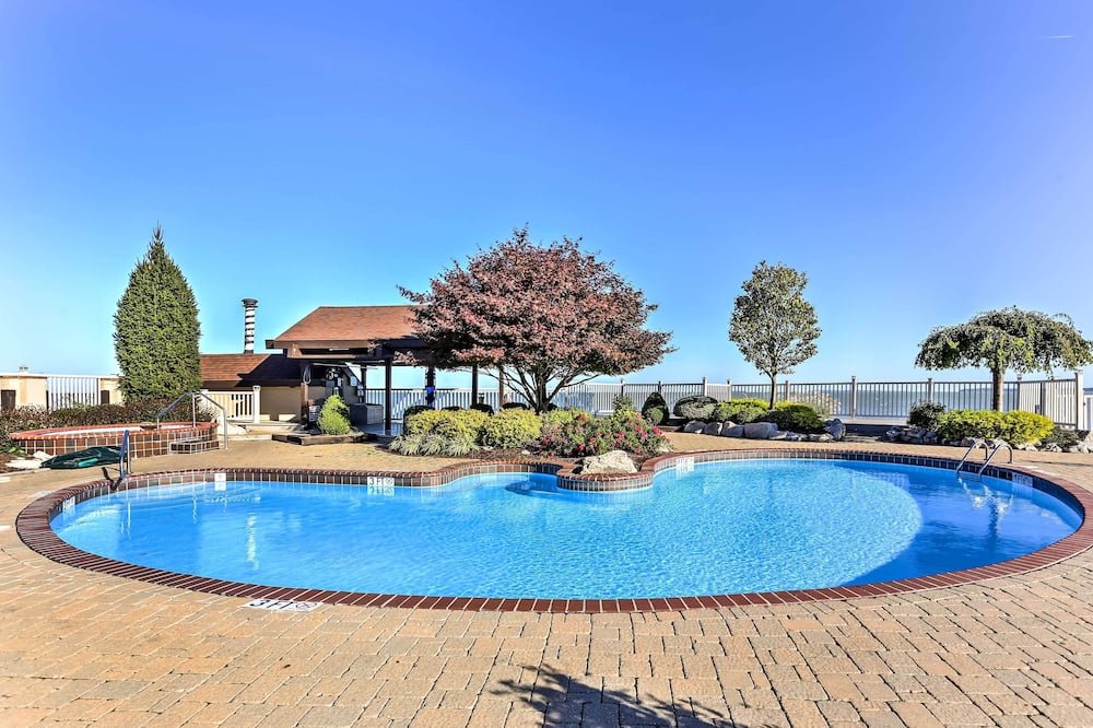 Waterfront Port Clinton Condo w/ Pool Access! - Port Clinton, OH