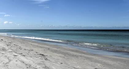 Indian Shores Townhome w/ Pool Access & Kayaks!