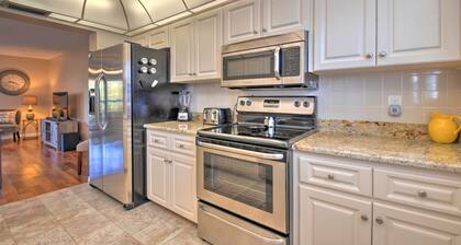 Indian Shores Townhome w/ Pool Access & Kayaks!