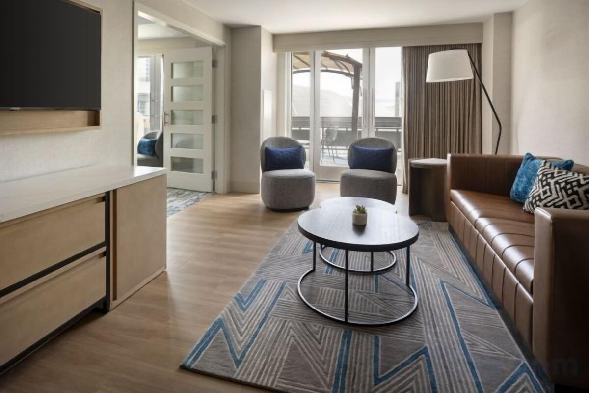 1 Bedroom Suite, 1 King, Sofa Bed, Patio