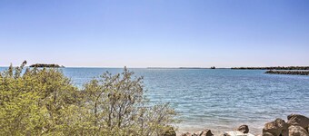 Waterfront Bass Island Retreat w/ Balcony + TV