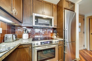 Apartment (1 Bedroom) | Interior - Mountain Views & Pool Access: Cle Elum Condo! (Cle Elum)