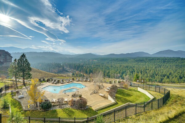 Mountain Views & Pool Access: Cle Elum Condo! - Roslyn, WA