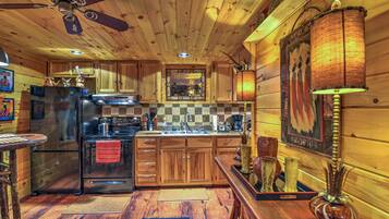 House (1 Bedroom) | Private kitchen | Microwave, oven, stovetop, cookware/dishes/utensils