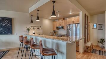 Réfrigérateur, micro-ondes, plaque de cuisson, lave-vaisselle