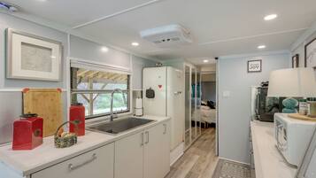 House (2 Bedrooms) | Private kitchen | Microwave, dishwasher, blender, coffee grinder